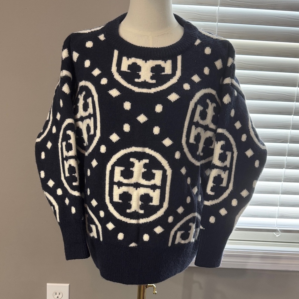 Very beautiful Navy and White Patterned Sweater like new !!